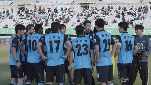 천안시티FC를 촬영하는 배준식 PD [사진=본인제공]